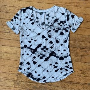 Lululemon vneck tshirt tye die pattern